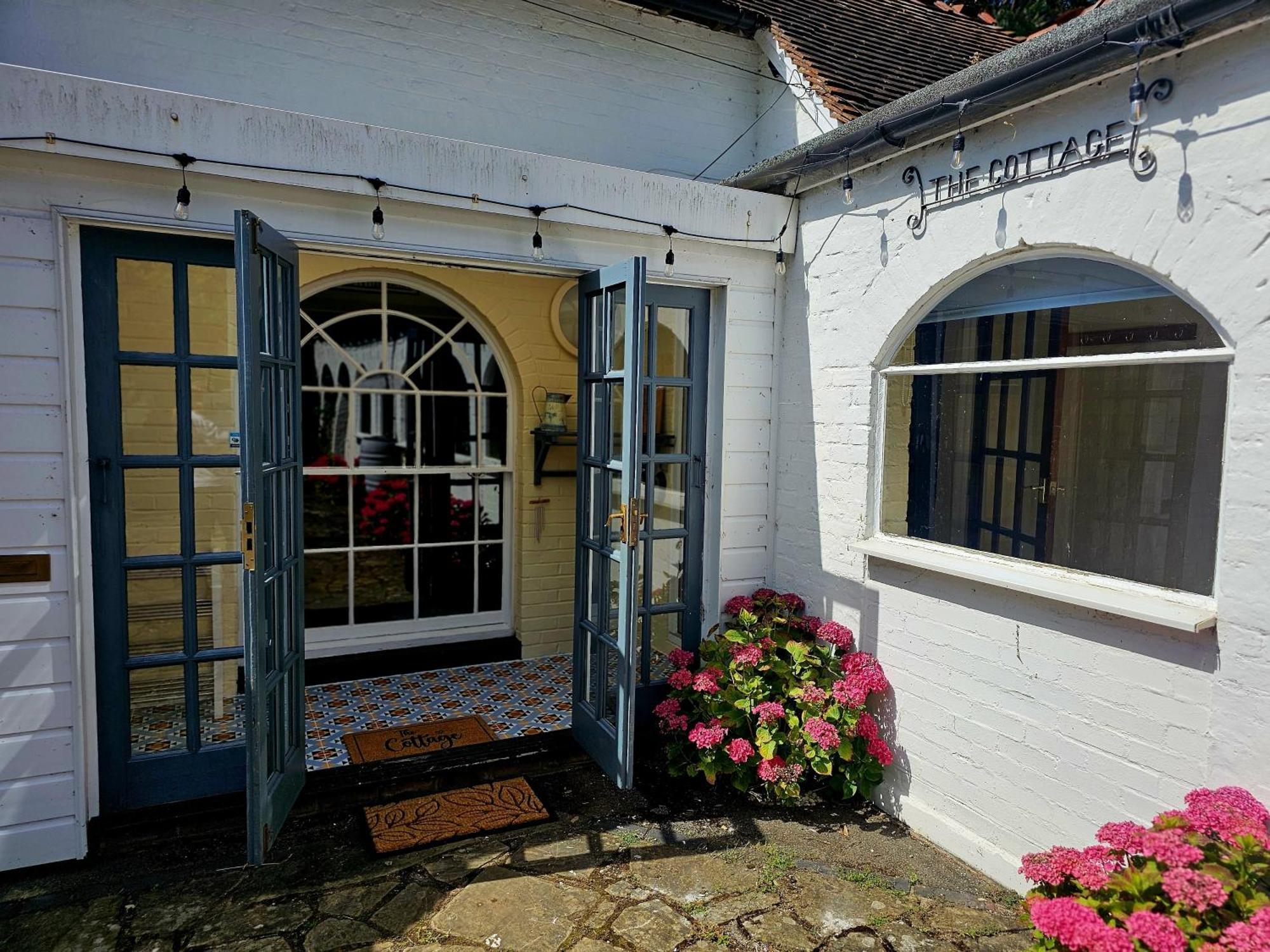 English Farmhouse Cottage Guildford Bagian luar foto
